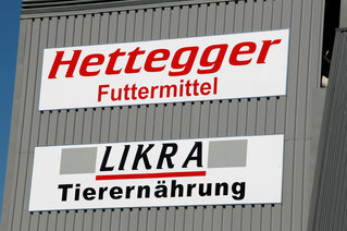 Firmenschilder von Hettegger Futtermittel und LIKRA Tierernährung